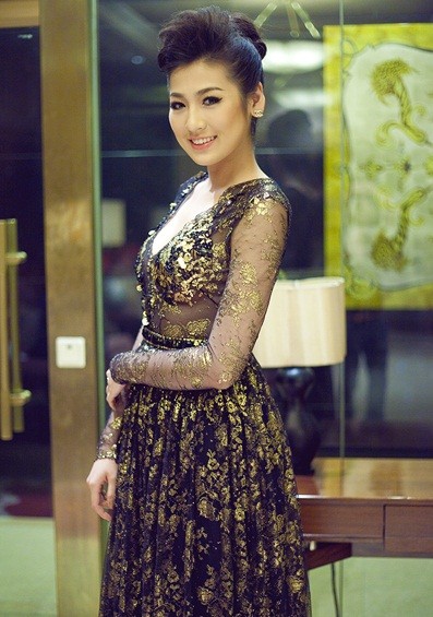 Đôi khi, Tú Anh lại xuất hiện với vẻ đẹp sang trọng, đài các. >>Những hotgirl xinh đẹp làm điên đảo cư dân mạng (P1) >>Những nữ sinh đẹp hơn cả búp bê Babie >>PHÁT SỐT VÌ NỮ THẠC SĨ ĐẸP NHẤT TRUNG QUỐC AI ĐẸP HƠN HOTGIRL KIM PHƯỢNG? >>Những nữ sinh diện áo dài đẹp hơn vẻ đẹp xuân thì của Mai Phương Thúy (P36) <<HOTGIRL HỌC V IỆN BÁO CHÍ ĐẸP RẠNG NGỜI TRONG SẮC THU >>Phát sốt vì nữ sinh Trung Quốc đẹp như siêu mẫu